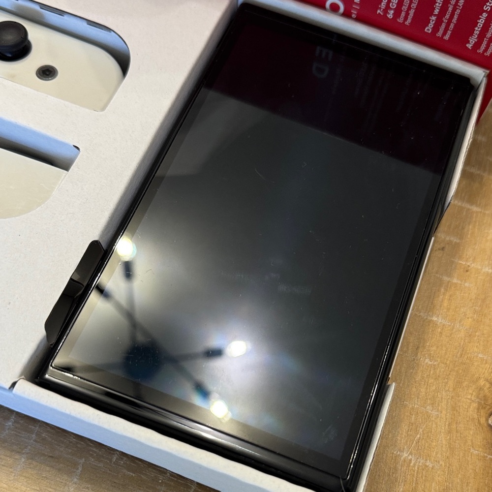 Nintendo Switch OLED Console with White Joy‑Con Controllers 64 GB - Picture 6 of 16